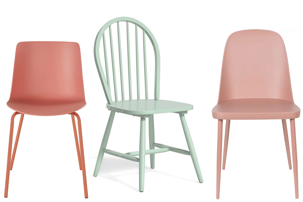 chaises de couleurs dépareillées