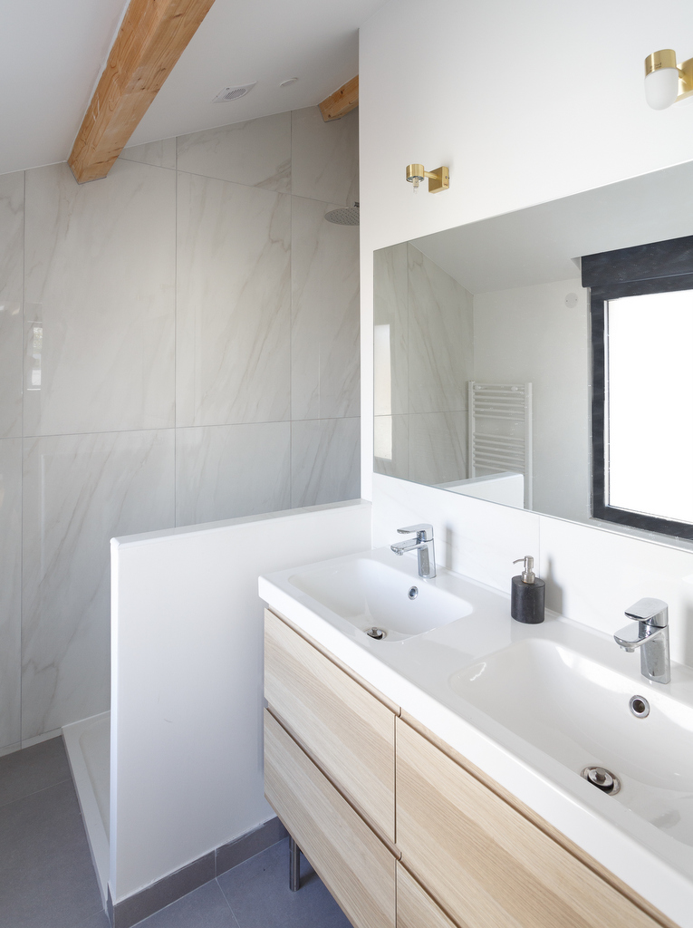 salle de bain blanc bois marbre
