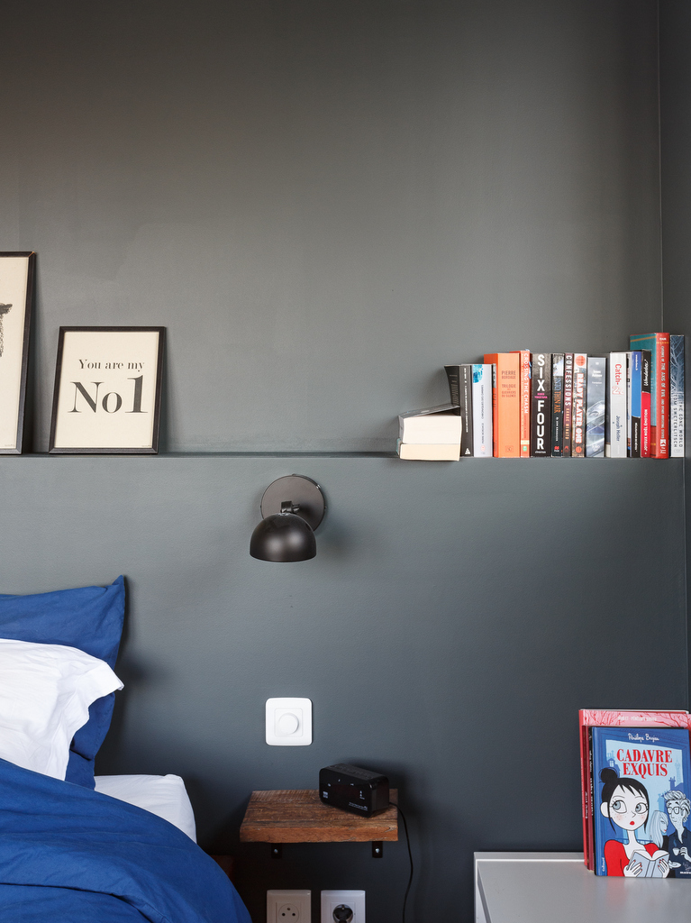 chambre mur gris foncé