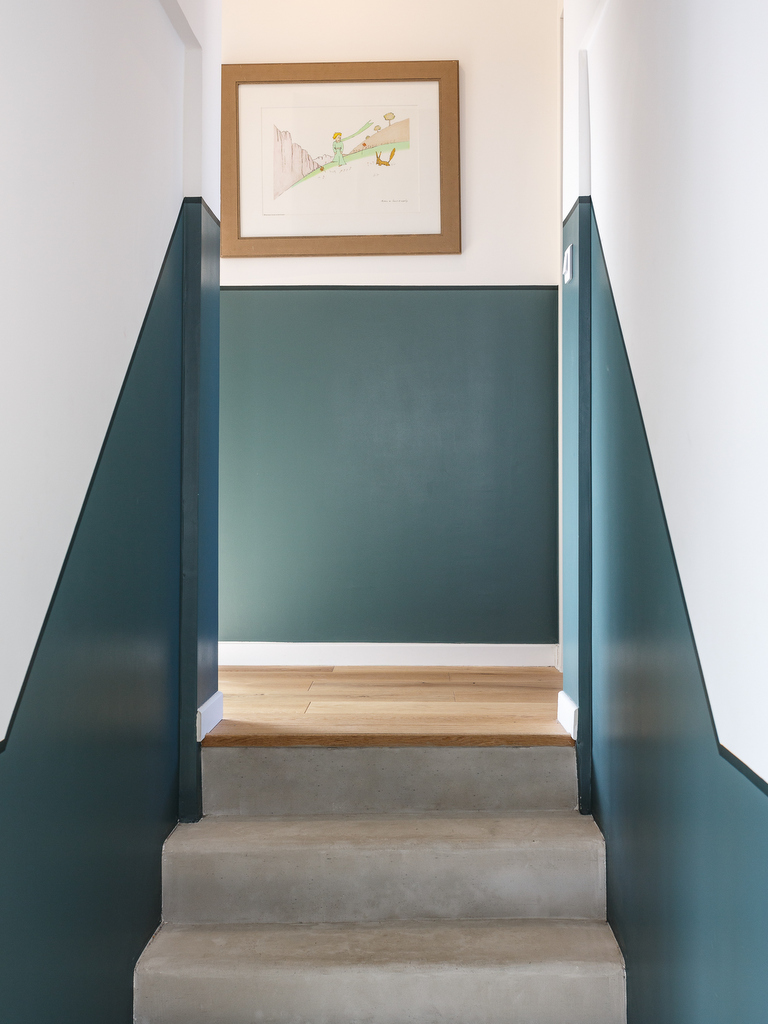cage d'escalier peint en bleu vert
