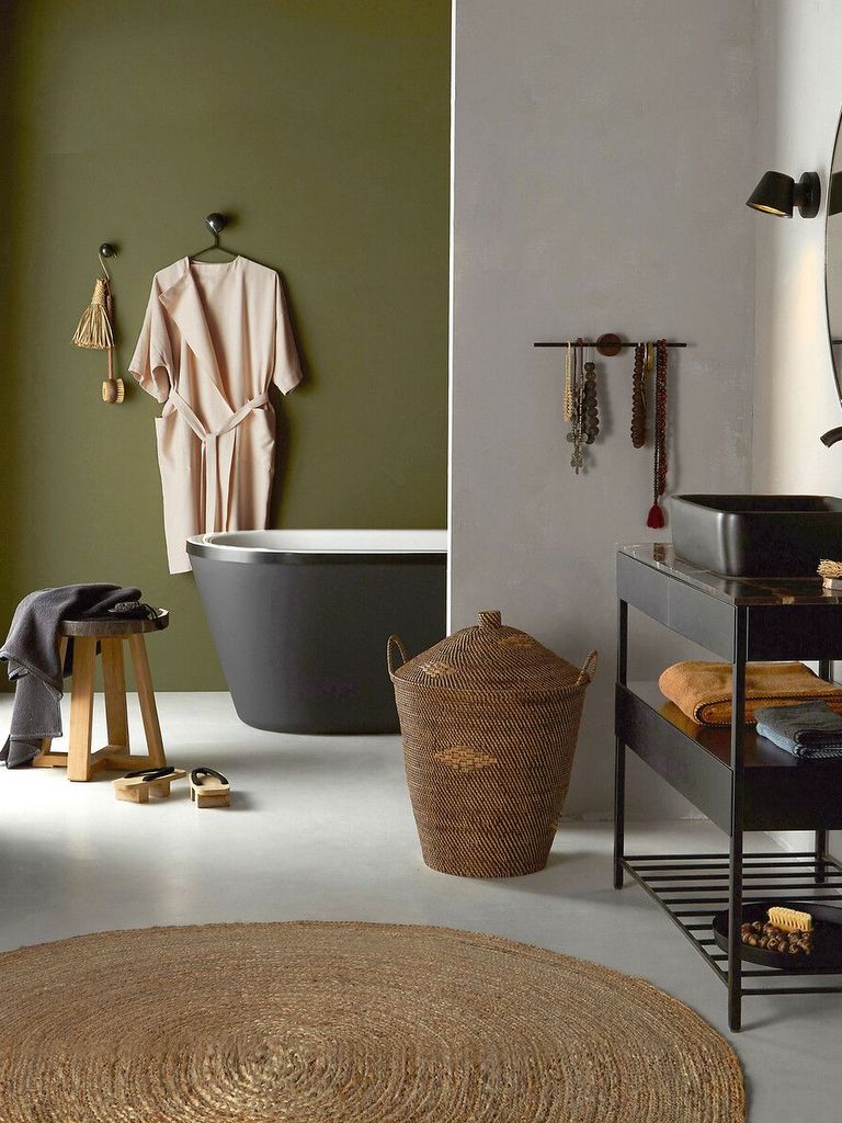 salle de bain avec mur vert olive