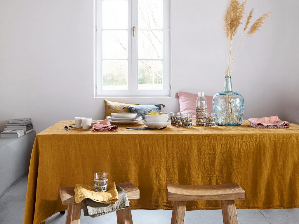 table avec nappe jaune moutarde