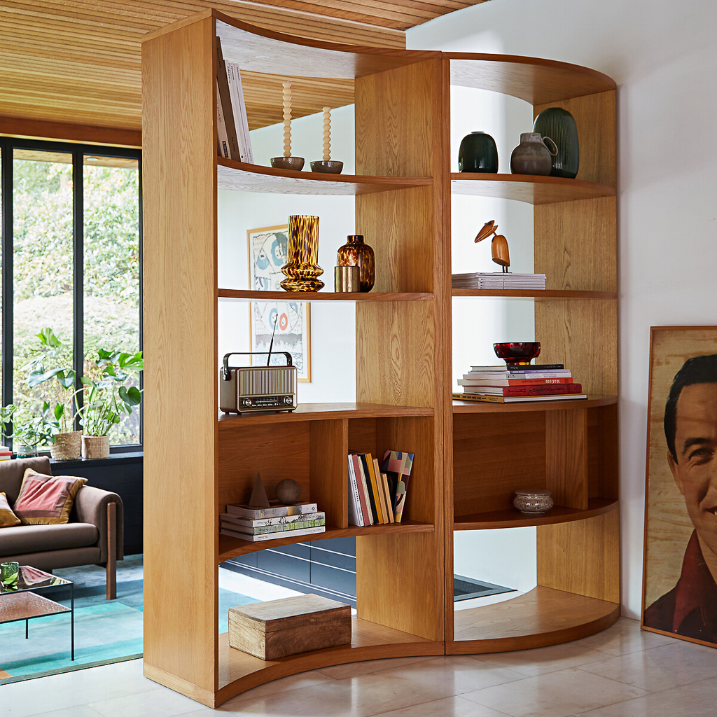 étagère séparateur de pièce en bois de forme arrondie