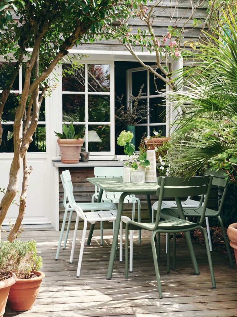 table de jardin verte