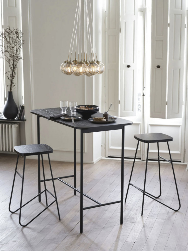 table haute noire et chaises de bar