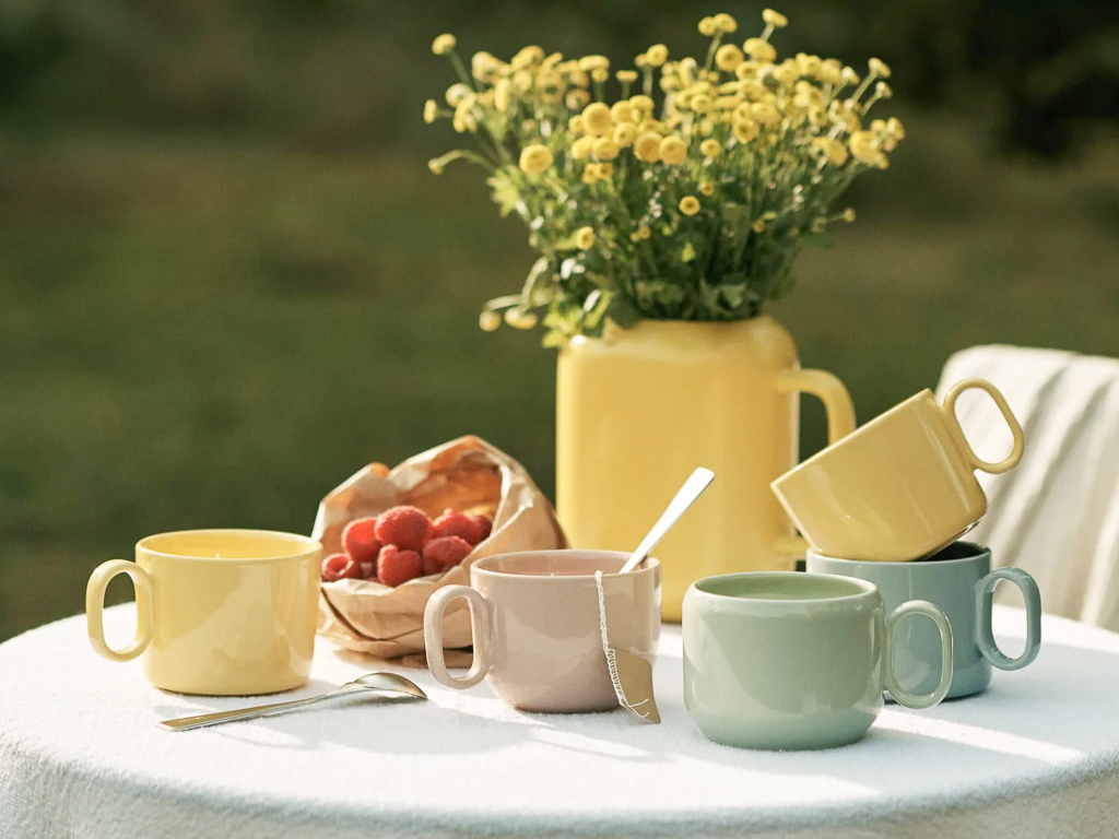 tasses en faïence pastel