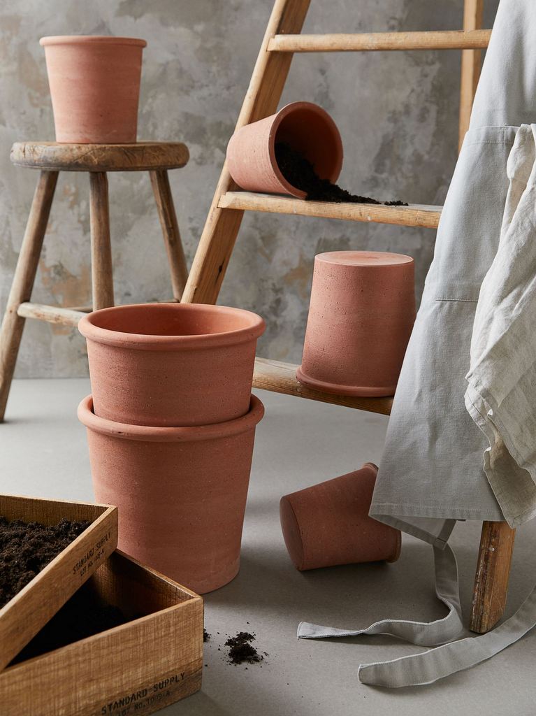 cache-pot design en terre cuite