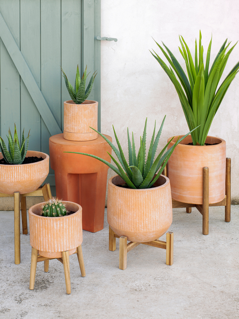 cache-pot sur pied terracotta