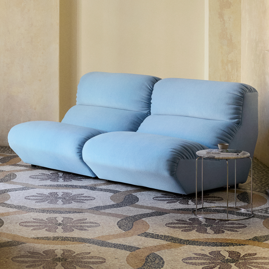 canapé en velours bleu ciel