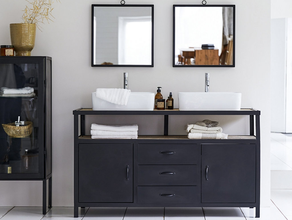 salle de bain style industriel en bois et métal noir