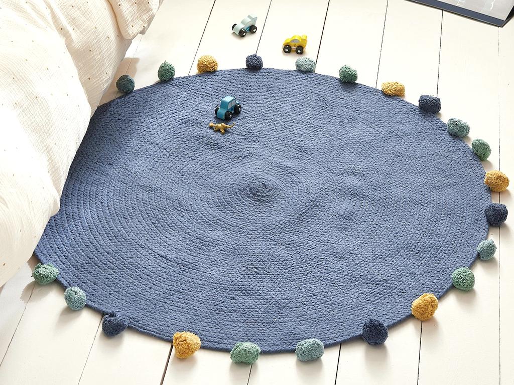 tapis rond bleu à pompons