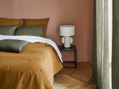 chambre rose jaune et kaki