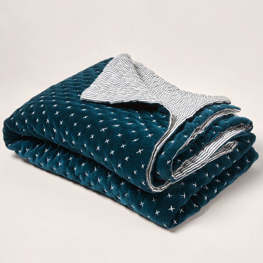 couvre-lit en velours matelassé bleu paon