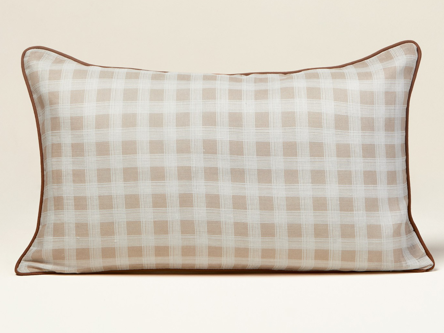 coussin carreaux beige et blanc