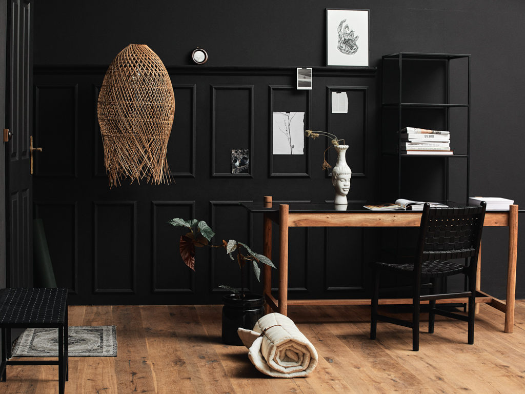 mur noir et parquet