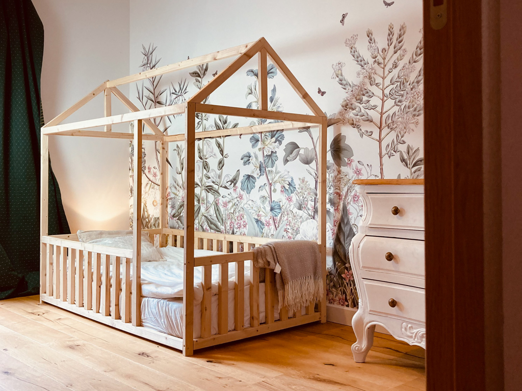 chambre enfant avec lit cabane en bois