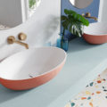 salle de bain couleur pastel sol terrazzo