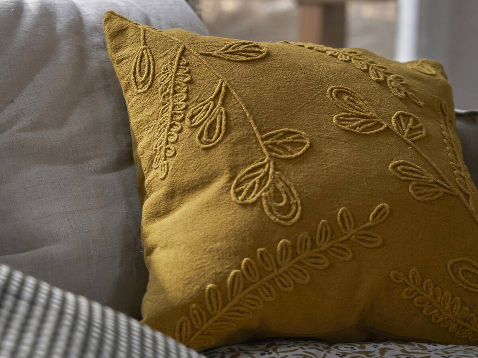 coussin ocre fleurs