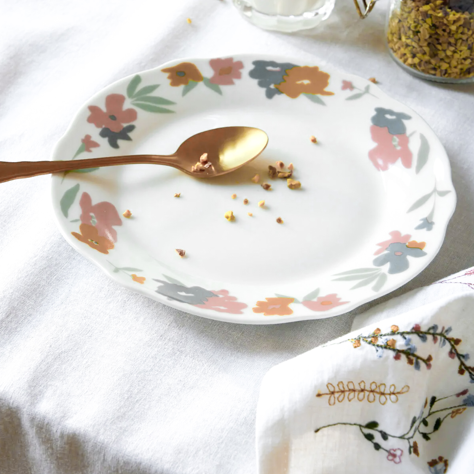 assiette en porcelaine fleurie