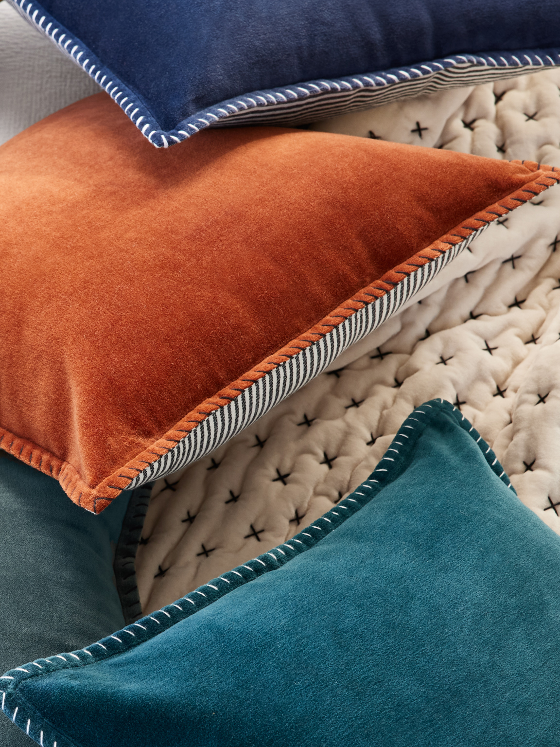 coussin en velours bleu et terracotta