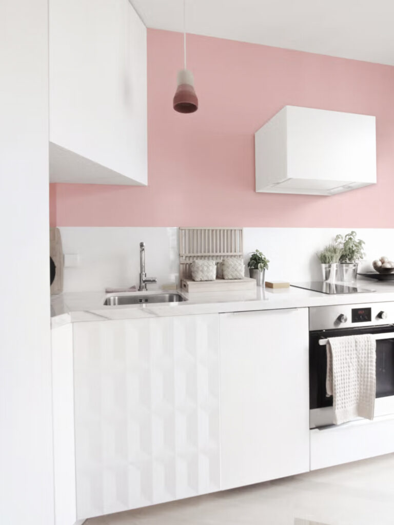 cuisine blanche mur rose