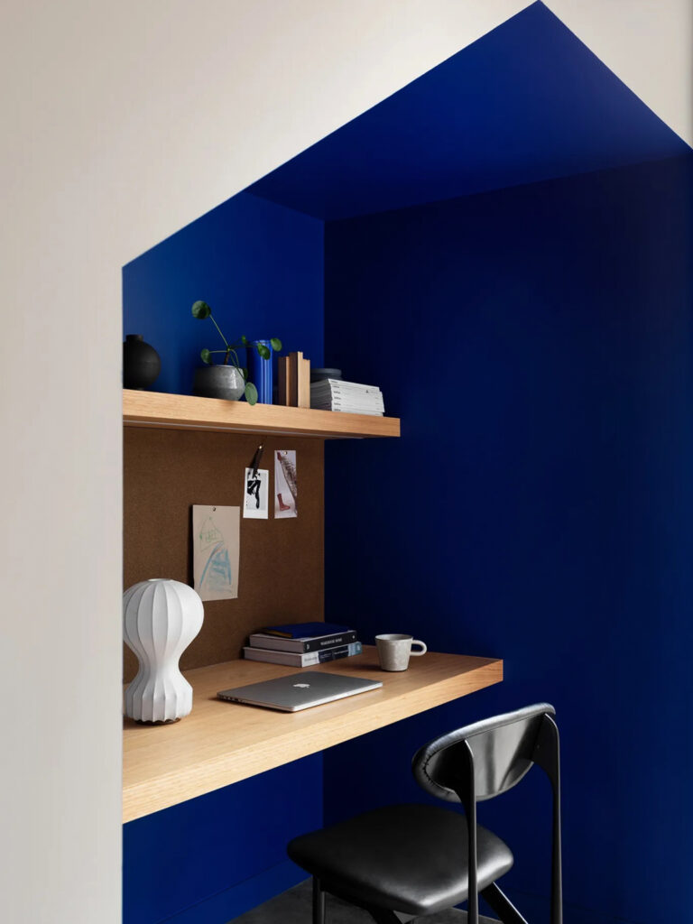 bureau mur bleu indigo