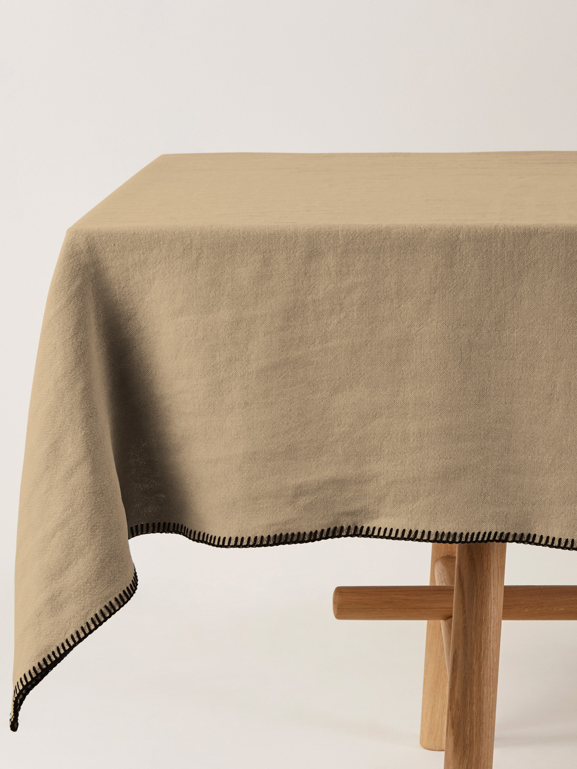 nappe en lin beige bourdon noir