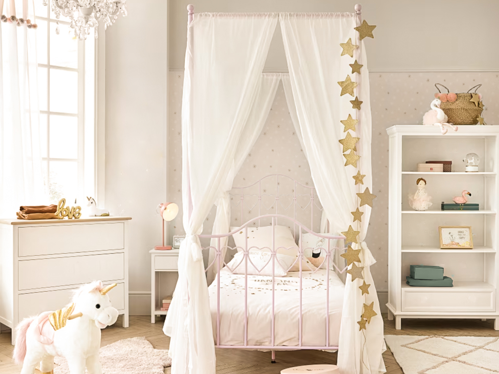lit baldaquin en métal rose pour enfant