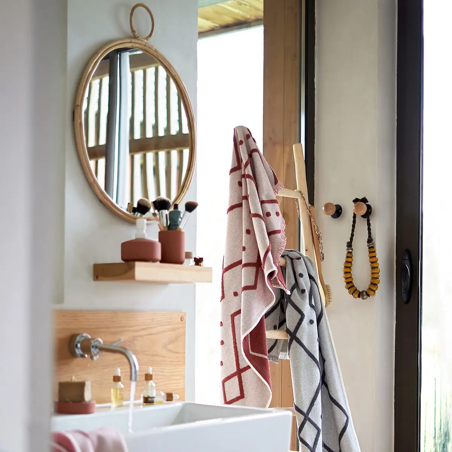 miroir rond en rotin salle de bain