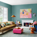 salon à la décoration multicolore