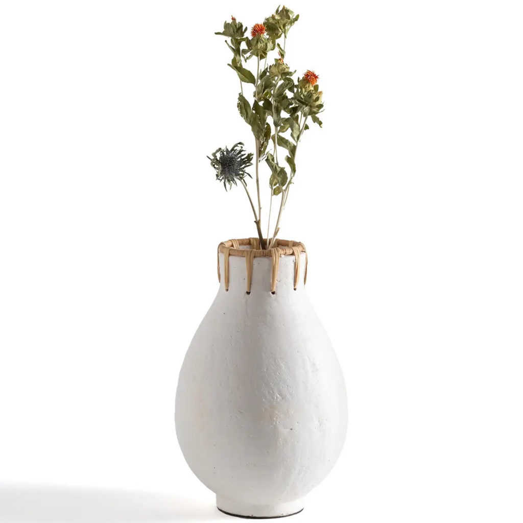 vase blanc et rotin