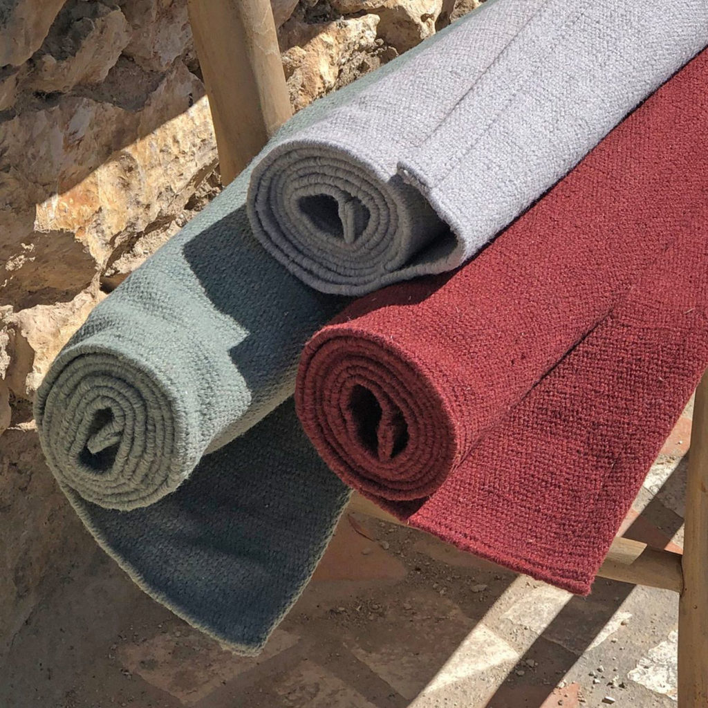 tapis extérieur vert sauge gris rouge uni