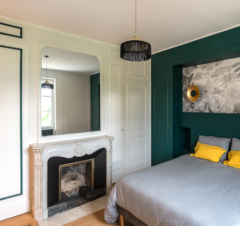 chambre avec placard tête de lit vert foncé