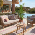 déco bord de piscine jaune rose