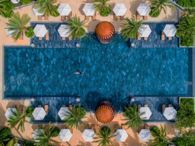 piscine carrelage bleu paon