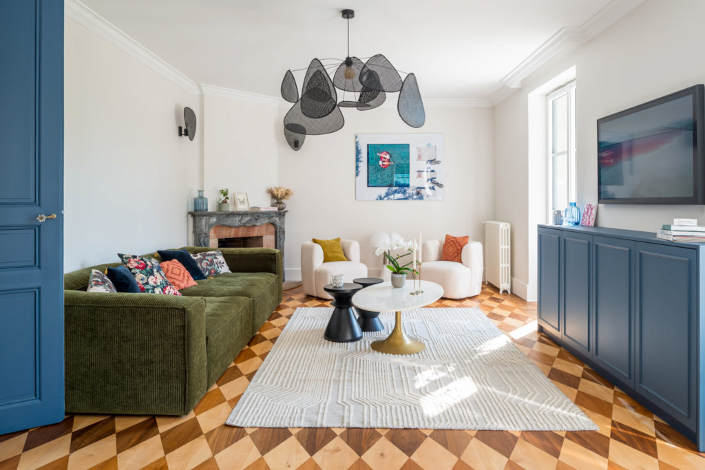 salon moderne dans maison ancienne