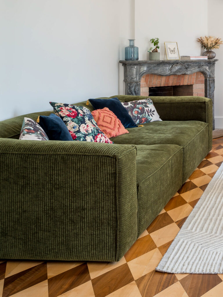 salon moderne dans maison ancienne