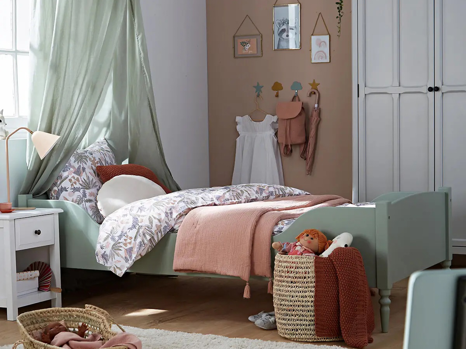 Chambre Vert D Eau Et Rose Une chambre d'enfant en vert et rose |