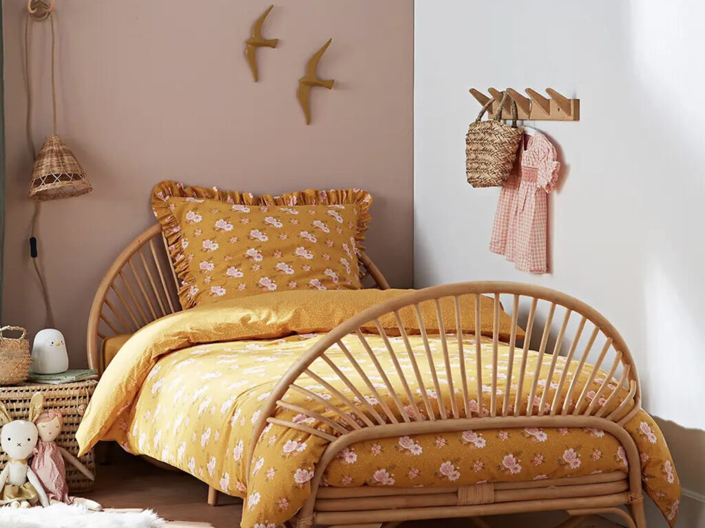 chambre enfant jaune et rose