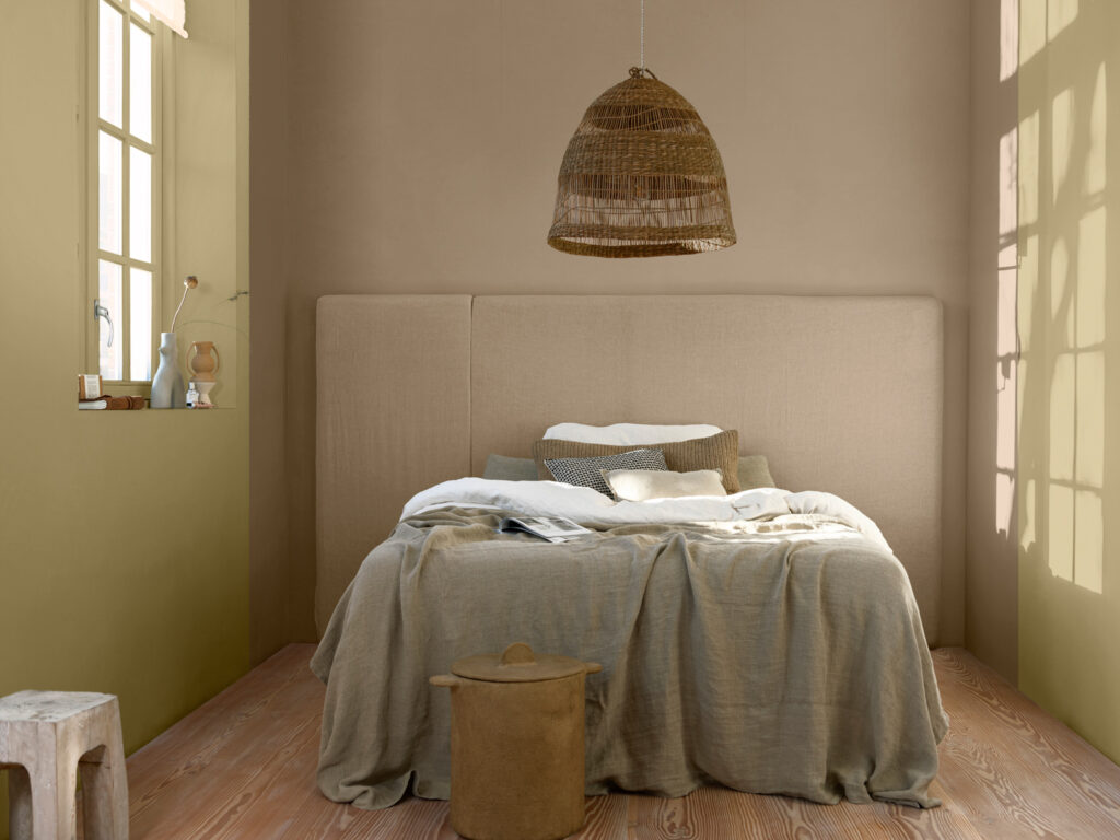 chambre murs beige et vert clair