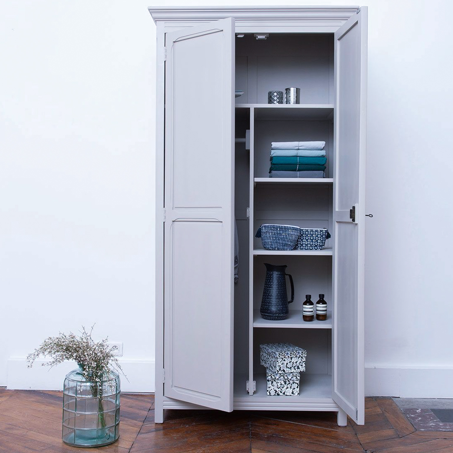 armoire parisienne gris clair