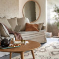salon avec canapé beige bohème chic