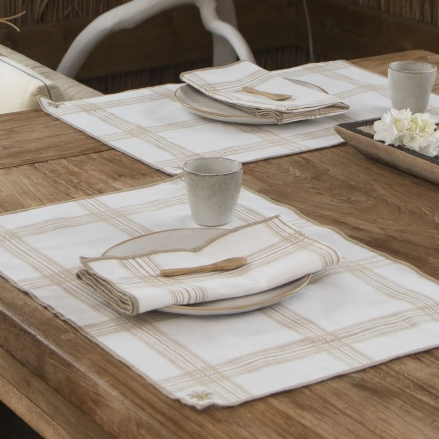 set de table rayé beige et blanc