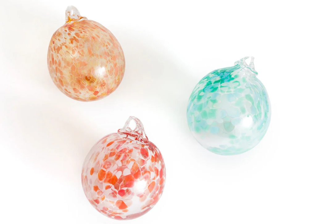 boules de noël en verre coloré