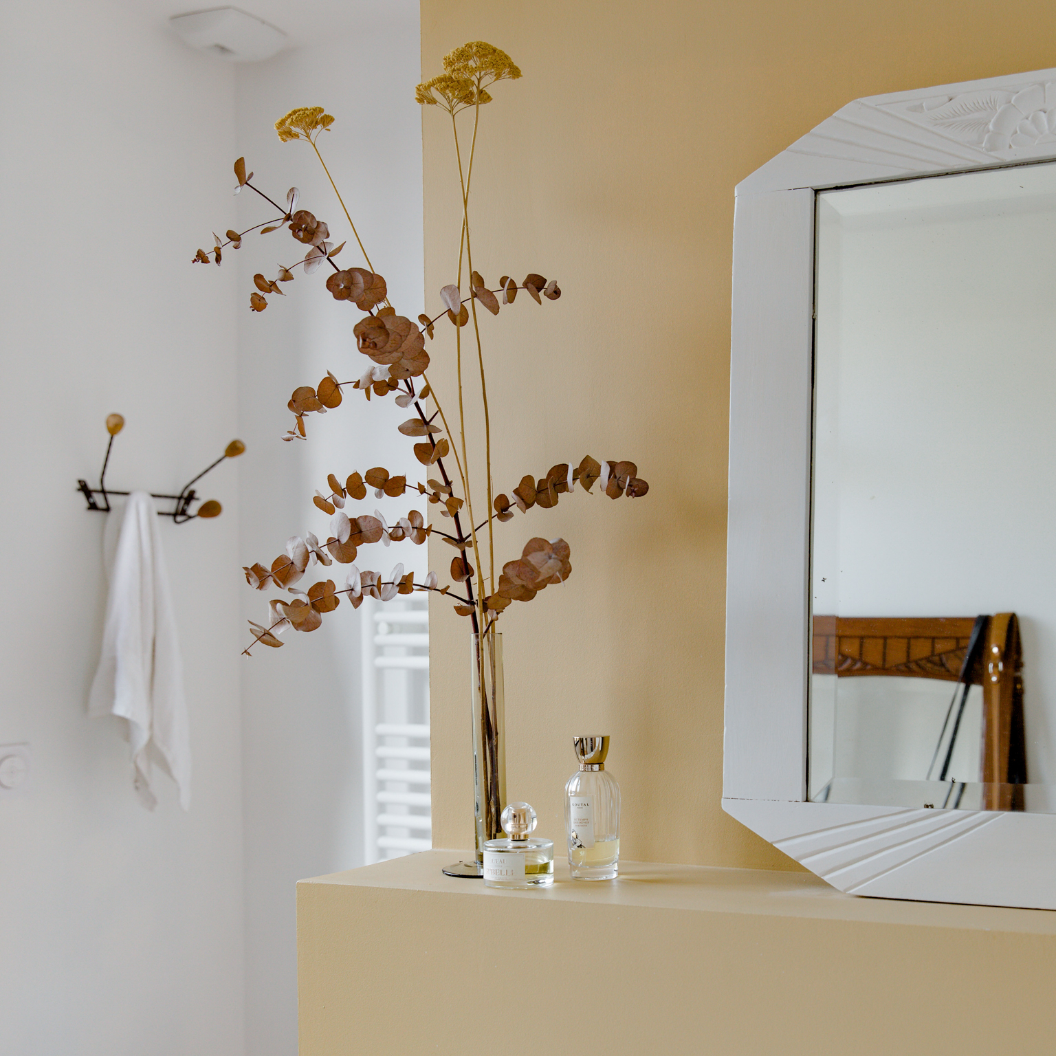 salle de bain mur jaune clair