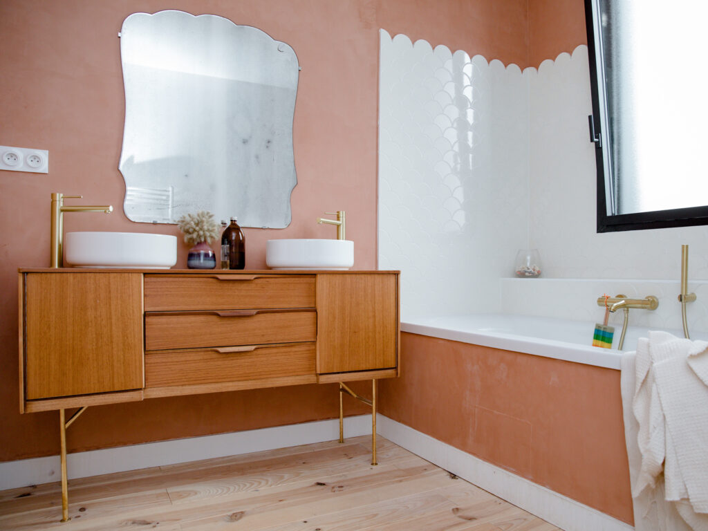 salle de bain rose carrelage écaille