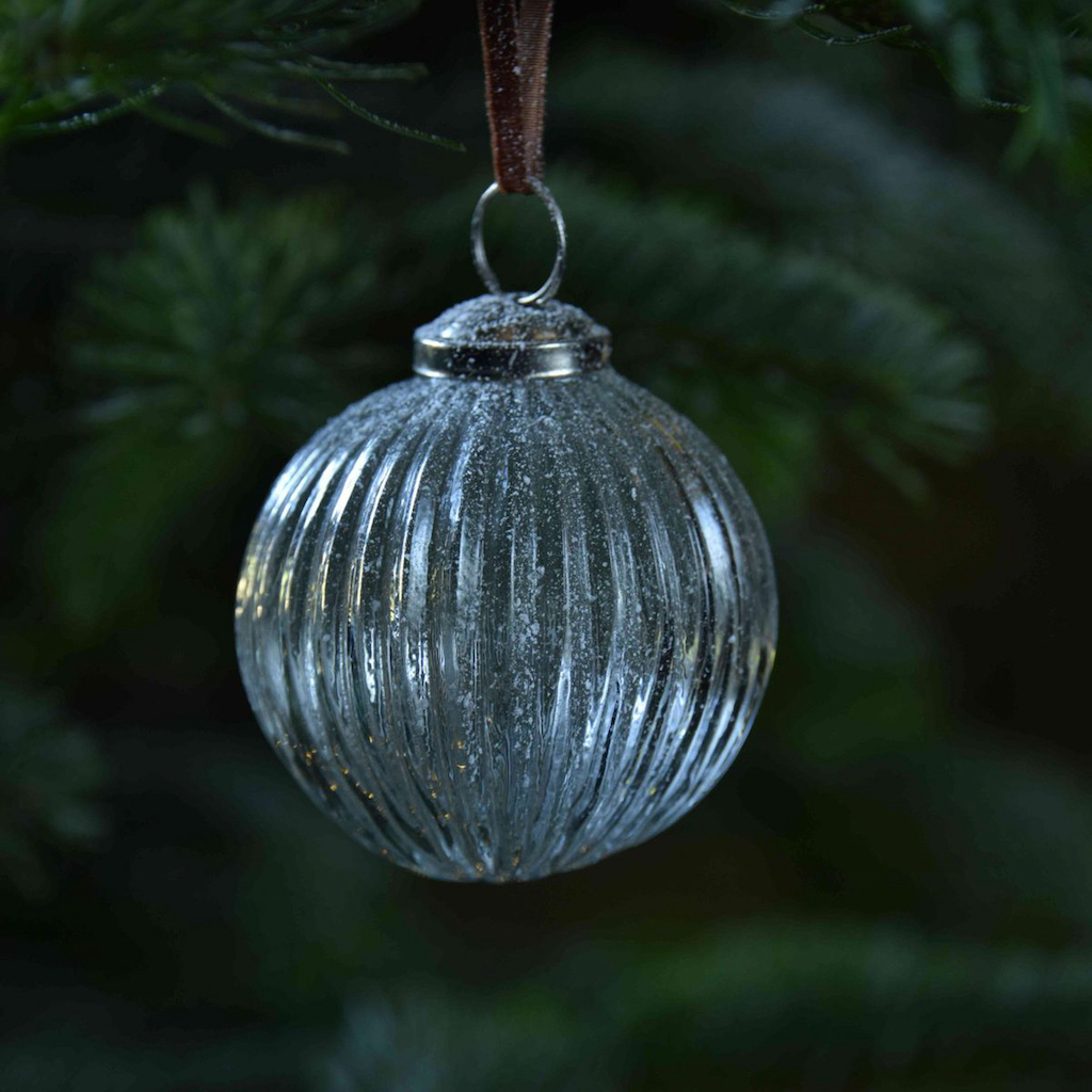 boule de noël en verre strié