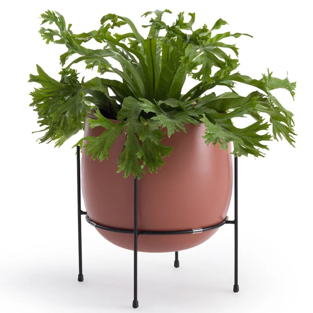cache-pot sur pied terracotta