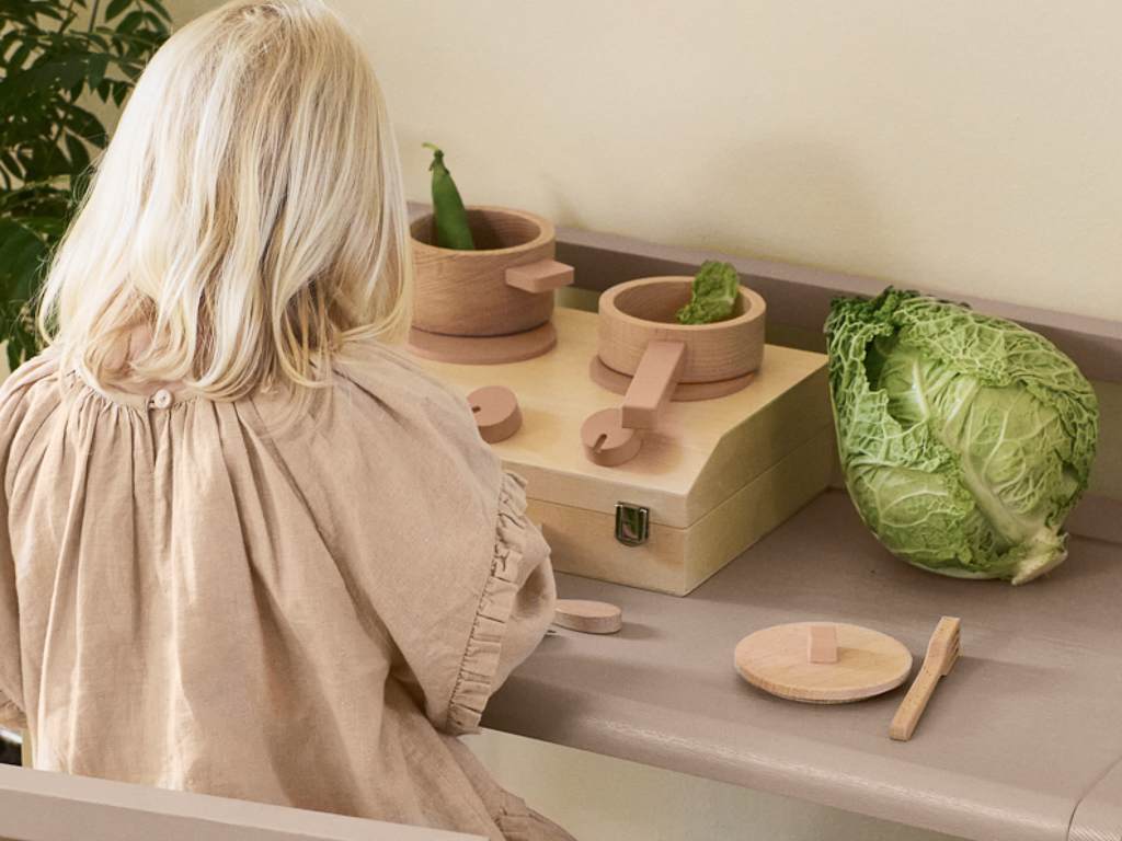 mini cuisine en bois jouet dans une valise