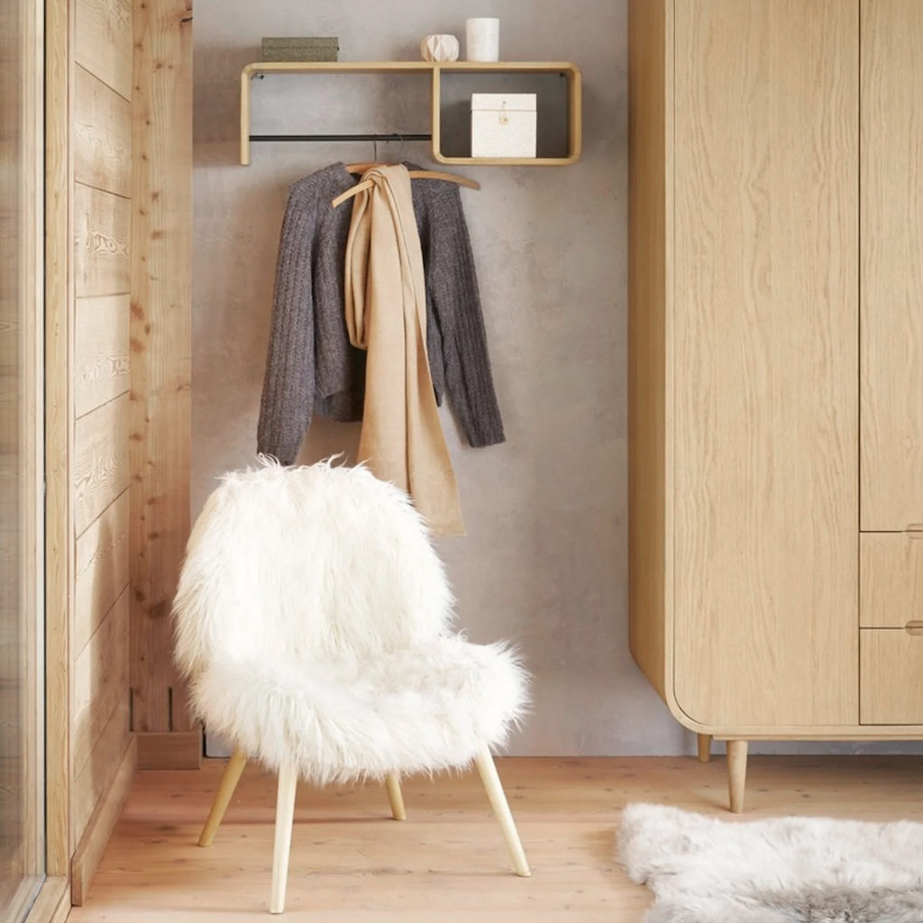fauteuil fausse fourrure et bois